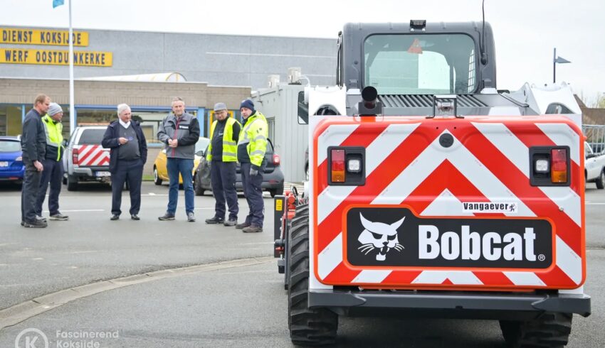 Levering mini wiellader en borstelbak gemeente Koksijde Bobcat Vangaever 03