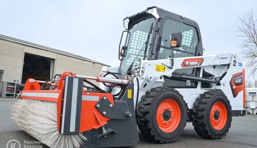 Levering mini wiellader en borstelbak gemeente Koksijde Bobcat Vangaever 04