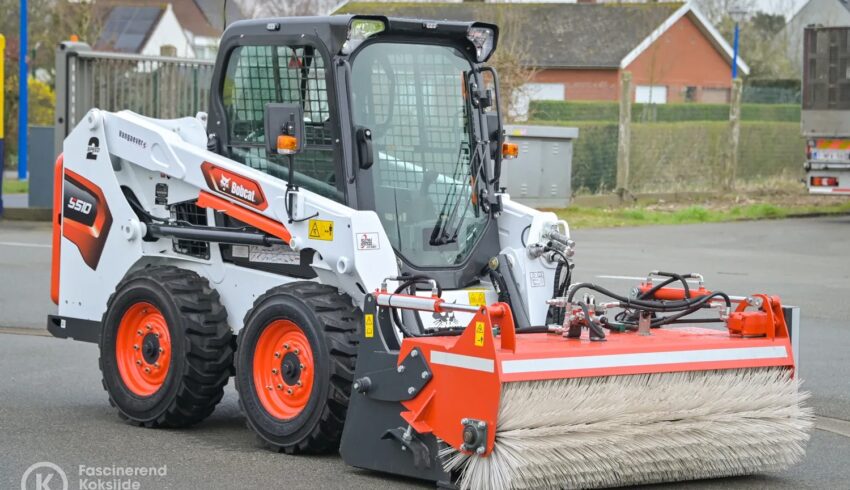 Levering mini wiellader en borstelbak gemeente Koksijde Bobcat Vangaever 01