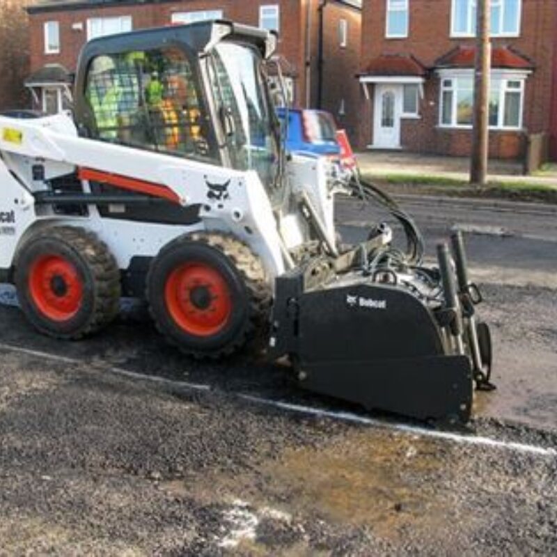 Asfaltfrees Bobcat vangaever 2