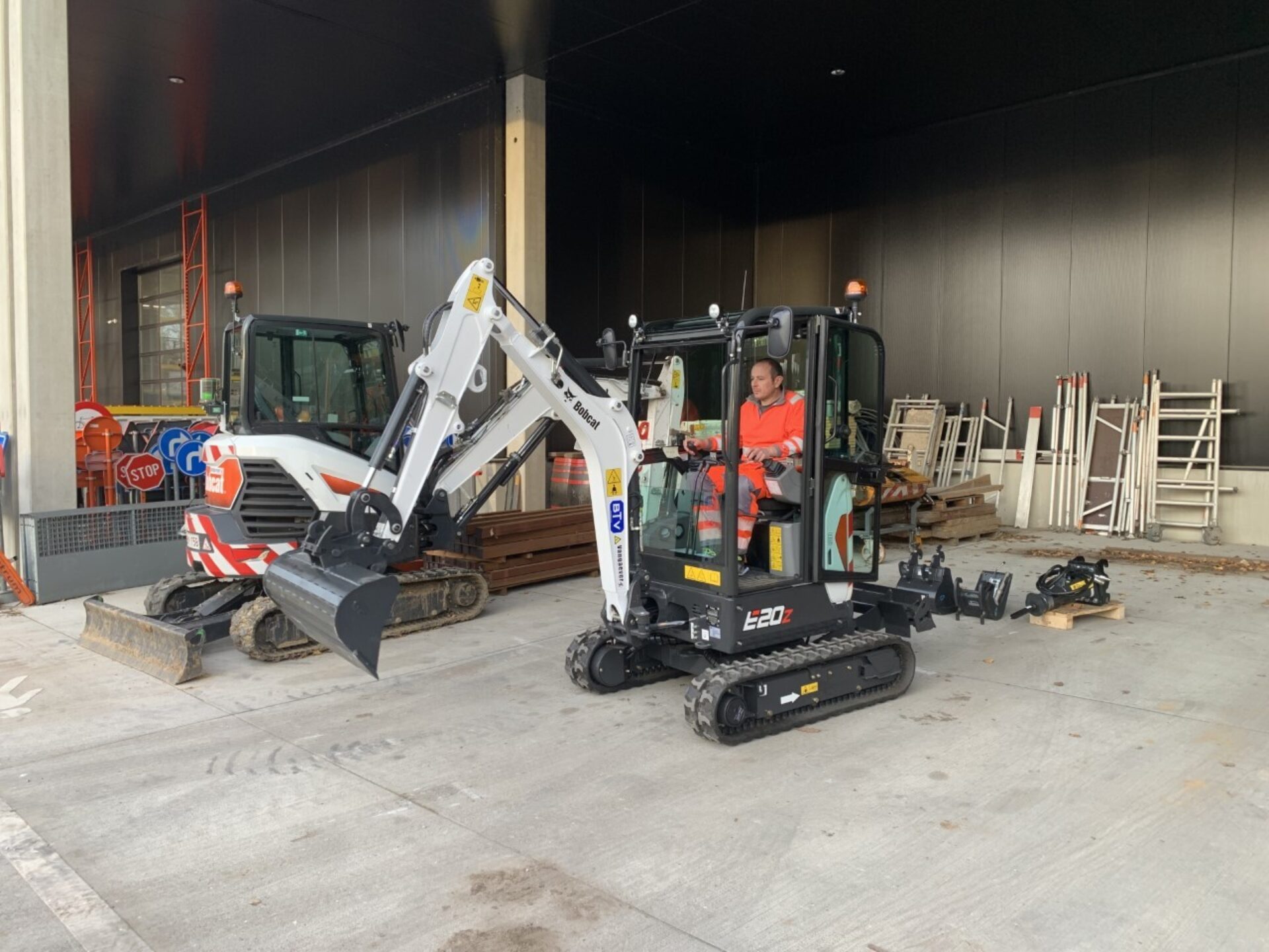 Bobcat e20z voor Stad Halle Bobcat Vangaever 1