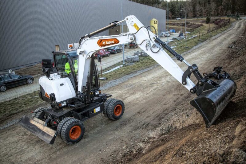 Bobcat E57w minigraver op banden Bobcat Vangaever