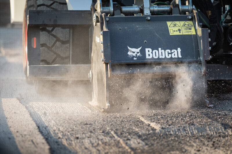 Asfaltfrees Bobcat vangaever 1