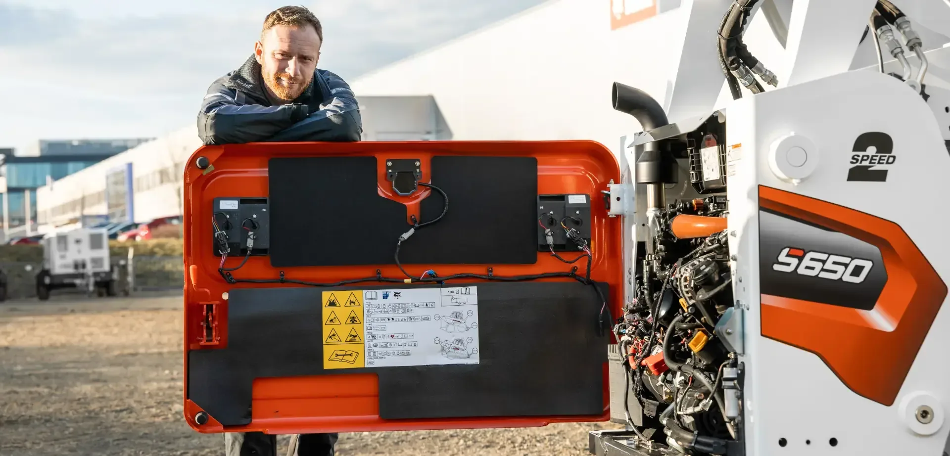 Technieker grondverzetmachines bij bobcat vangaever